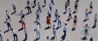 В Старобельске провели танцевальный флешмоб «Гімн єдності»: фото