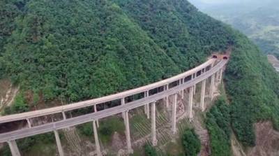 В Китае между высокими горами построили супер-автобан (ВИДЕО)