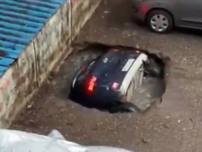 В Индии автомобиль провалился под асфальт и утонул. Видео