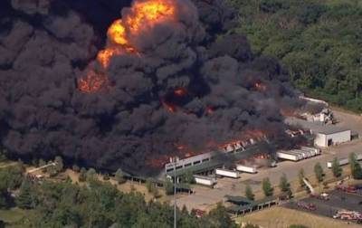 В США возник крупный пожар на химзаводе, объявлена эвакуация
