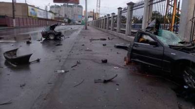 Появилось видео утреннего ДТП в Одессе: BMW разорвало от удара об столб