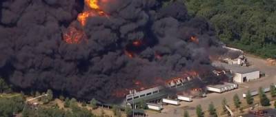 В США начался масштабный пожар на химическом заводе — жителей города эвакуируют