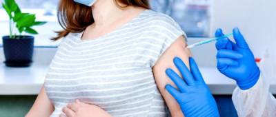 В МОЗ Украины рассказали, каким препаратом можно прививаться от COVID-19 беременным