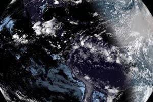 Спутник показал, как выглядит Земля из космоса во время затмения