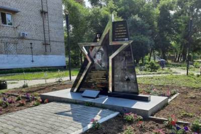 В Приморье задержали школьниц за осквернение памятника лётчику Пешкову