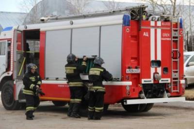 Комсомольские пожарные эвакуировали пожилую пару из горящего дома