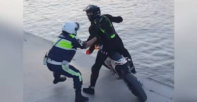 "Катался, где дети ходят": Полиция устроила погоню за байкером по набережной Екатеринбурга