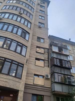 В Челябинске жители высотки пожаловались на отсутствие ремонта после обрушения фасада