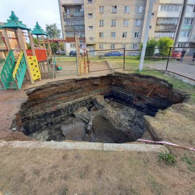 В столице Удмуртии на детской площадке провалился грунт