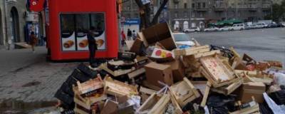На площади Калинина в Новосибирске ежедневно вырастает куча мусора