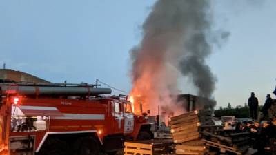 На улице Первого мая сгорел автосервис