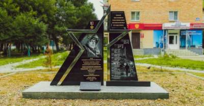 Школьницы осквернили памятник лётчику Пешкову в Приморье