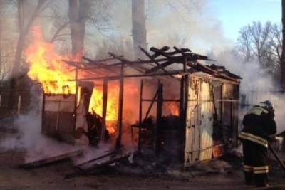 Ночью в Ивановской области загоревшиеся сараи 22 спасателя тушили больше часа
