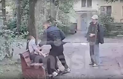 Видео: в Колпино молодой человек избил мирно сидевшего на скамейке мужчину