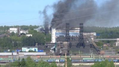 В Кузбассе загорелось здание угольной обогатительной фабрики — видео