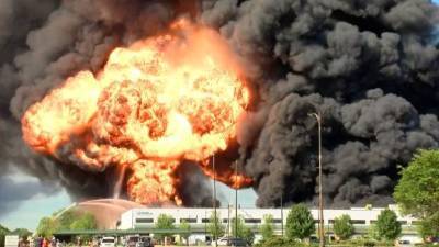 В США вспыхнул масштабный пожар на химическом предприятии и мира