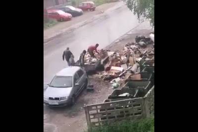 Жители Петрозаводска нагло выгружали мусор у контейнерной площадки