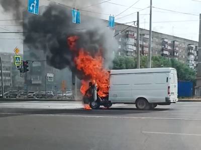 В Челябинске на перекрестке вспыхнула «Газель»