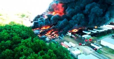 Масштабный пожар уничтожил химзавод в США, яды могут утечь в Миссисипи