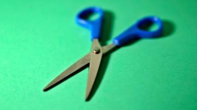 Как заточить ножницы за 15 секунд — простой и очень полезный лайфхак