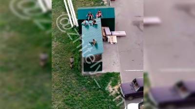 В воронежском Шилово 8 детей устроили опасные прыжки по крыше мусорки