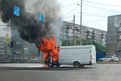 В Челябинске во время движения загорелся автомобиль