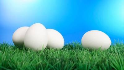 Видео: Как быстро почистить горячее яйцо — неожиданно простой лайфхак