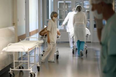 За сутки в Петербурге госпитализировали более 800 человек с COVID-19