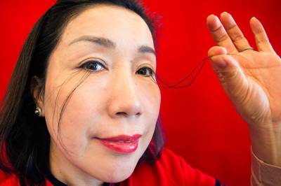 "Хлопай ресницами и взлетай": Китаянка отрастила 20-сантиметровые ресницы