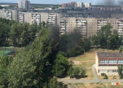 Учитель в Екатеринбурге организовал зевак и спас от пожара две школы