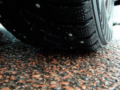 "Коммерсант": Водителей предложено штрафовать за шипованные шины летом