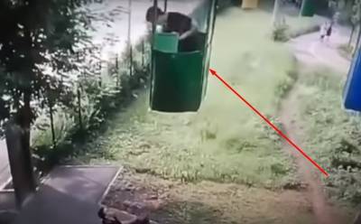 В Харькове парень выпал из кабины канатной дороги под колеса авто: момент попал на камеру