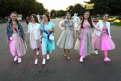 Спрос на платья вырос накануне выпускных вечеров в России