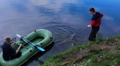 Дохлая рыбы и крысы: ярославцы вытащили несколько тонн мусора из пруда