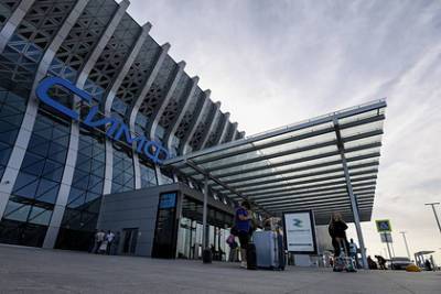 Аэропорты Сочи и Крыма перестали выдерживать наплыв российских туристов