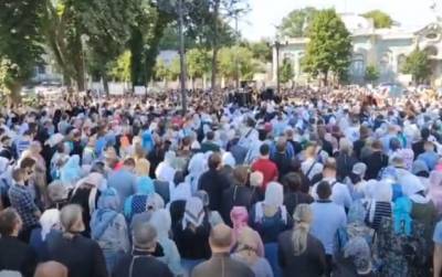 Верующие УПЦ собрались на молитвенное стояние в Киеве