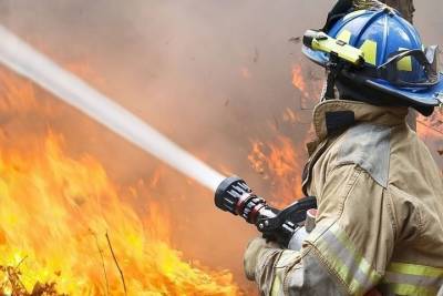 Новозыбковские пожарные более 3 часов тушили возгорание кровли дома