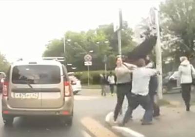 Драка водителя и пешехода в центре Рязани попала на видео