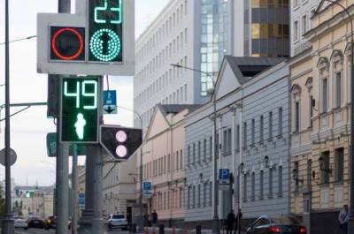 В Москве у остановившегося на светофоре водителя отобрали сумку с 9 млн рублей