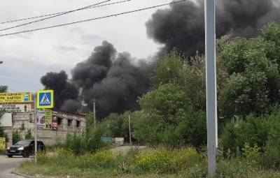 В Челябинске горит кровля на складе ЧЭМК. На место вызвали пожарный поезд