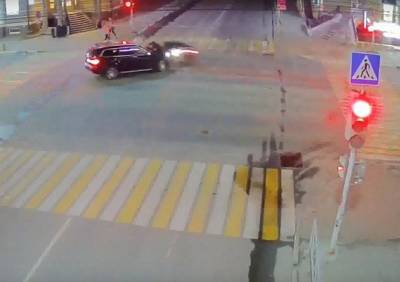 Момент смертельной аварии около рязанского ТЦ «Атрон» попал на видео