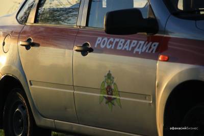 В Тверской области росгвардейцы задержали мужчину, избивавшего на улице свою подругу