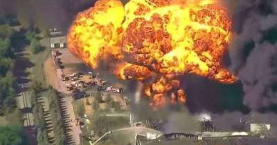 Пожар на заводе в Иллинойсе грозит экологическим бедствием из-за опасных химикатов (видео)