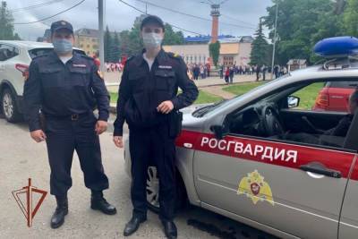 В Тверской области росгвардейцы спасли девушку от избиения на улице