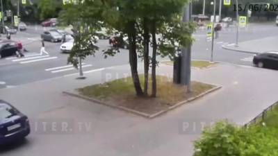 Женщина упала без чувств на асфальт после ДТП на севере Петербурга – видео