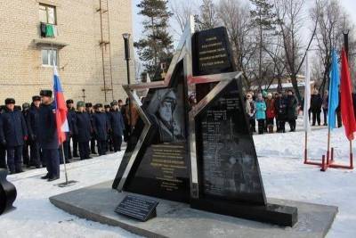 Две школьницы помочились на памятник погибшему в Сирии Герою России