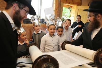 Впервые за 100 лет новый свиток Торы внесли в синагогу Житомира