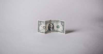 НБУ установил официальный курс доллара ниже 27 грн