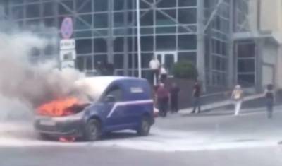 Сгорел автомобиль почты у Ленинского суда в Тюмени (Видео)