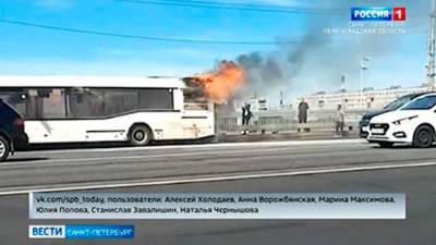 Вспыхнул на ходу. На Володарском мосту в Петербурге загорелся автобус